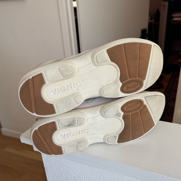 Vionic Leyo Sneakers 11 - Picture 7 of 9